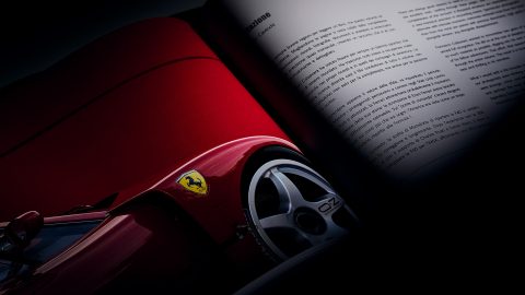 Dettaglio pagina del libro con stemma Ferrari Cavallino Rampante