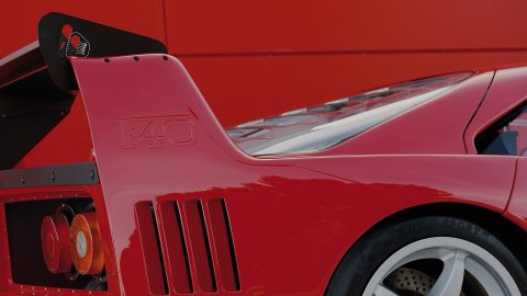 Dettaglio posteriore della Ferrari F40 Competizione con scritta F40 e alettone in carbonio