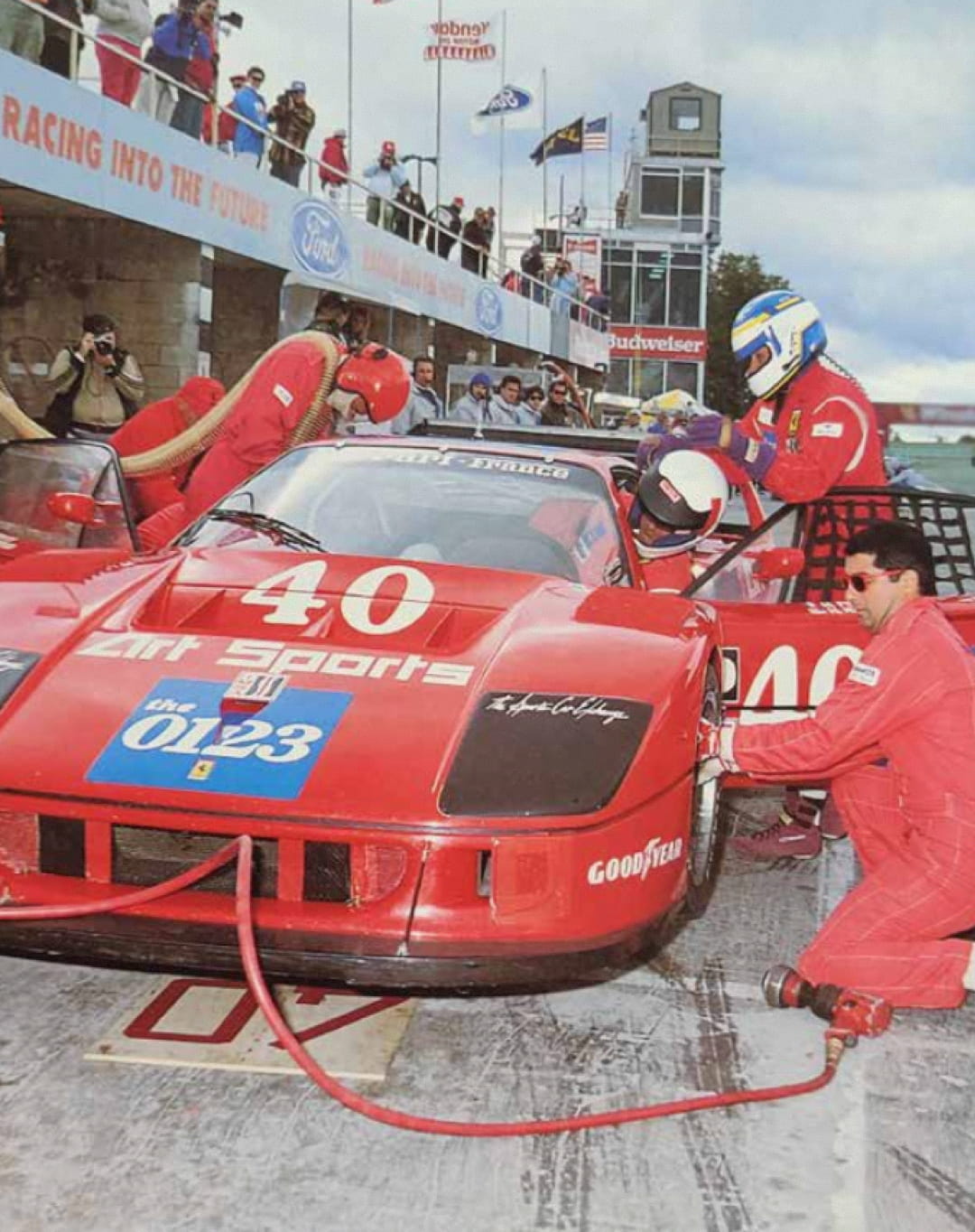 Pit stop della Ferrari F40 numero 40 Art Sports con meccanici al lavoro durante la gara IMSA