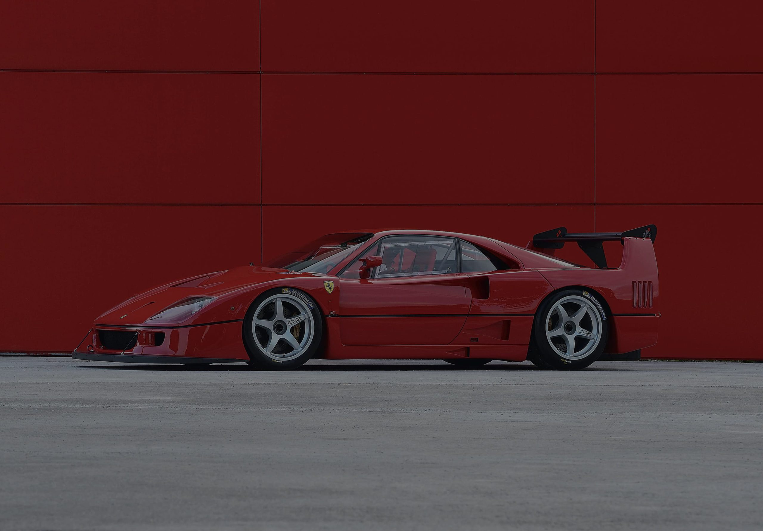 Ferrari F40 Competizione rossa su sfondo rosso